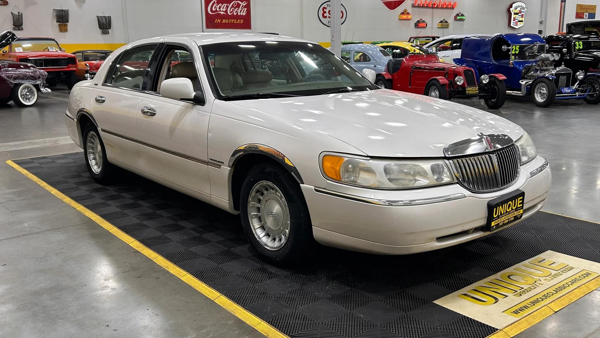 lincoln town car 2001 1LNHM81W71Y679224 image lincoln town car 2001 1LNHM81W71Y679224 image